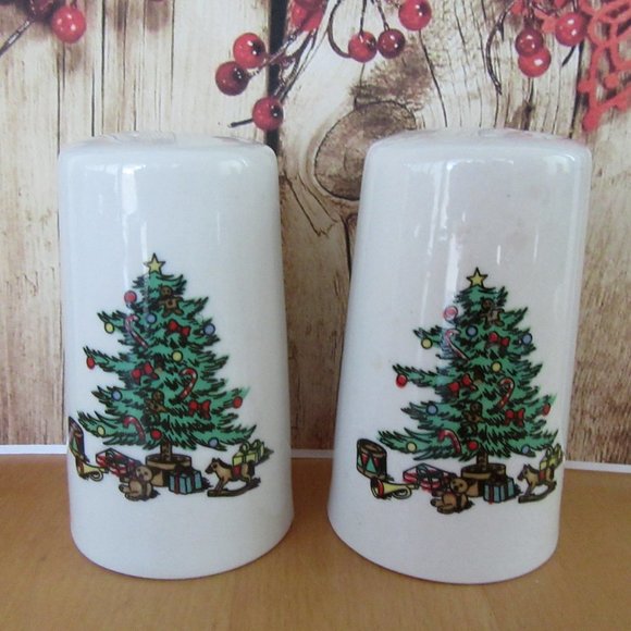 Christmas tree salt & pepper shakers - white china with tree and toys print - Picture 2 of 5